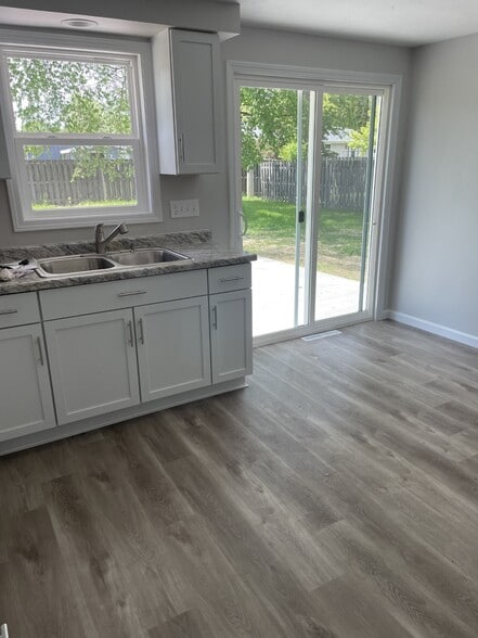 Building Photo - 1231 Primrose Ln