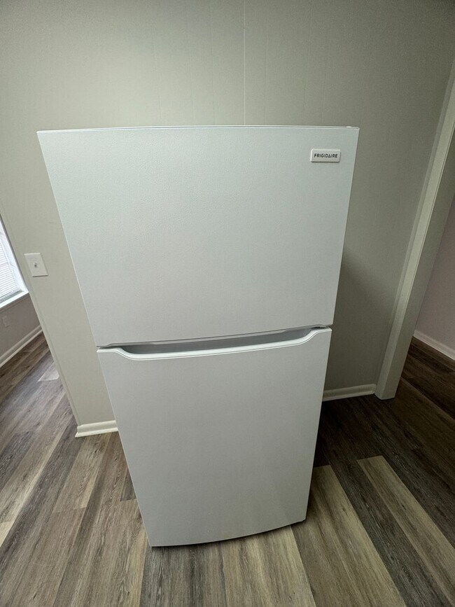 Building Photo - Move-In Special!! 1/2 Off First Month's Rent!!