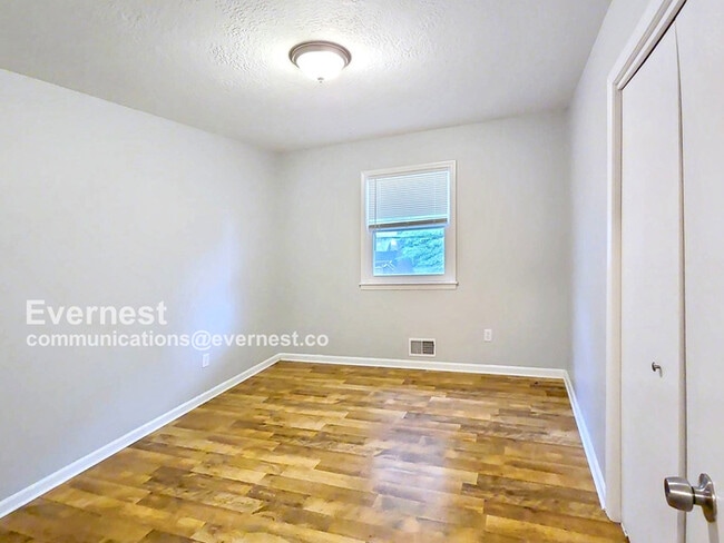 Building Photo - Lovely 3-Bedroom Home with 2-Car Garage / ...
