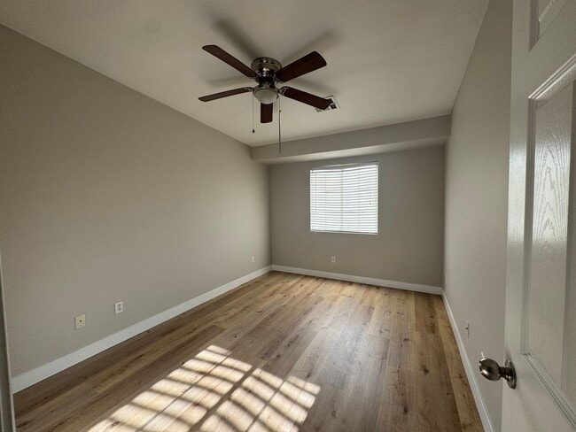 Building Photo - Great townhome in gated community, 3brs, 2bth, 2cg