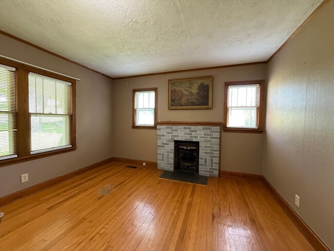 Building Photo - 517 Cedar Springs Rd