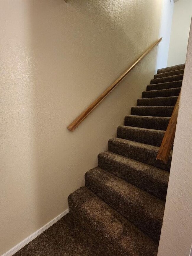 Building Photo - 3BR Duplex w/ Fireplace + Screened Patio in Arlington, TX