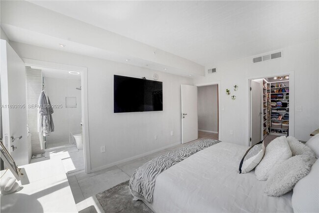 Building Photo - 1900 N Bayshore Dr