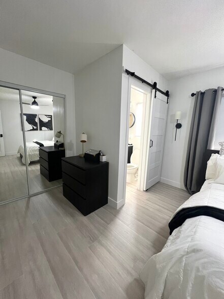 Pvt En-suite Bedroom #1 - 527 W Colden Ave