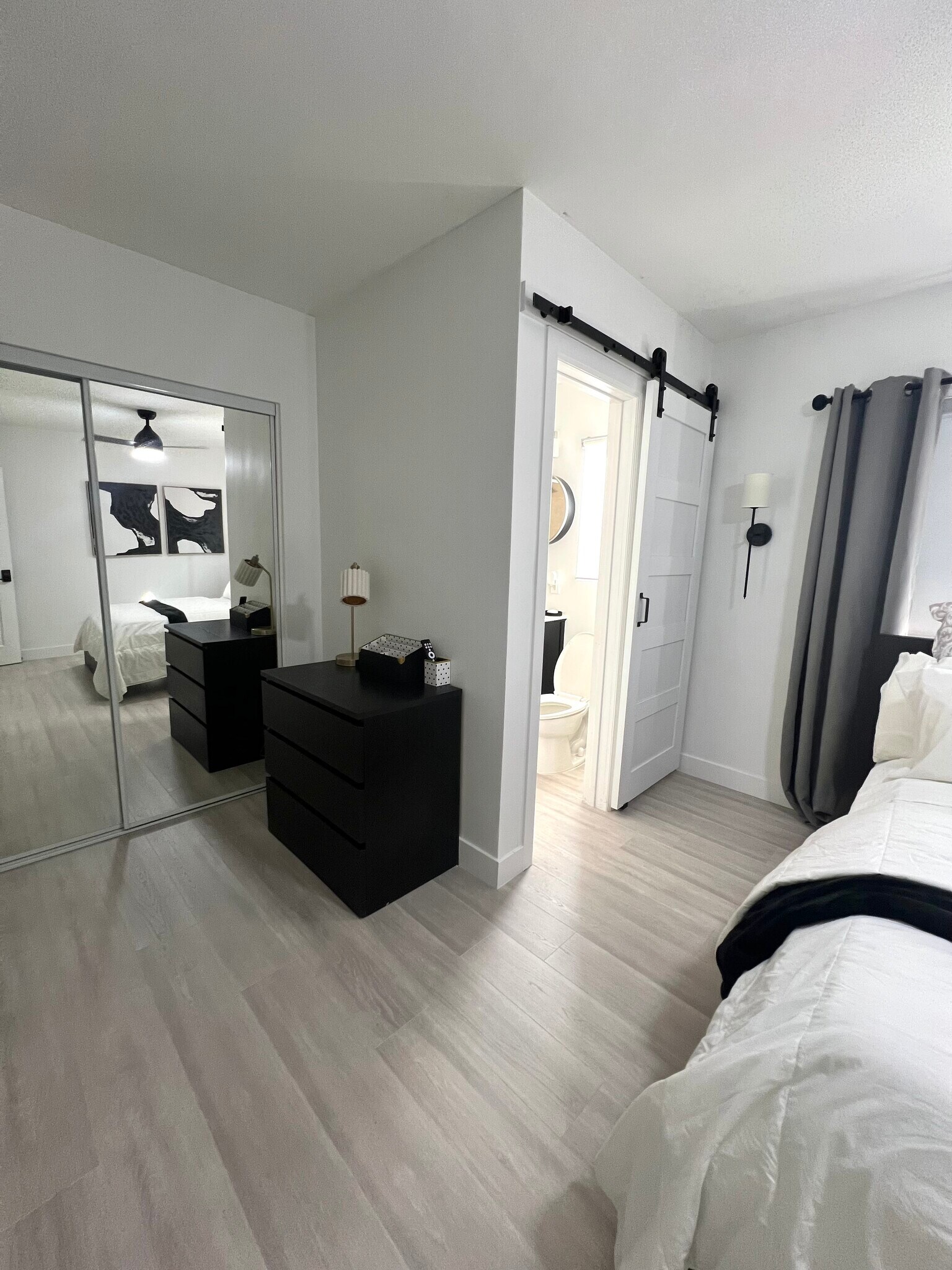 Pvt En-suite Bedroom #1 - 527 W Colden Ave