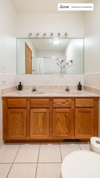 Building Photo - Room in Shared 4 bed/2.5 bath home in Chinatown