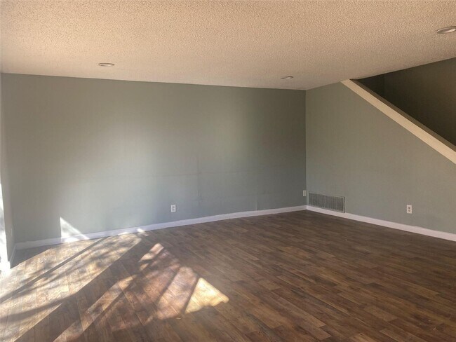 Building Photo - 501 Towne House Ln