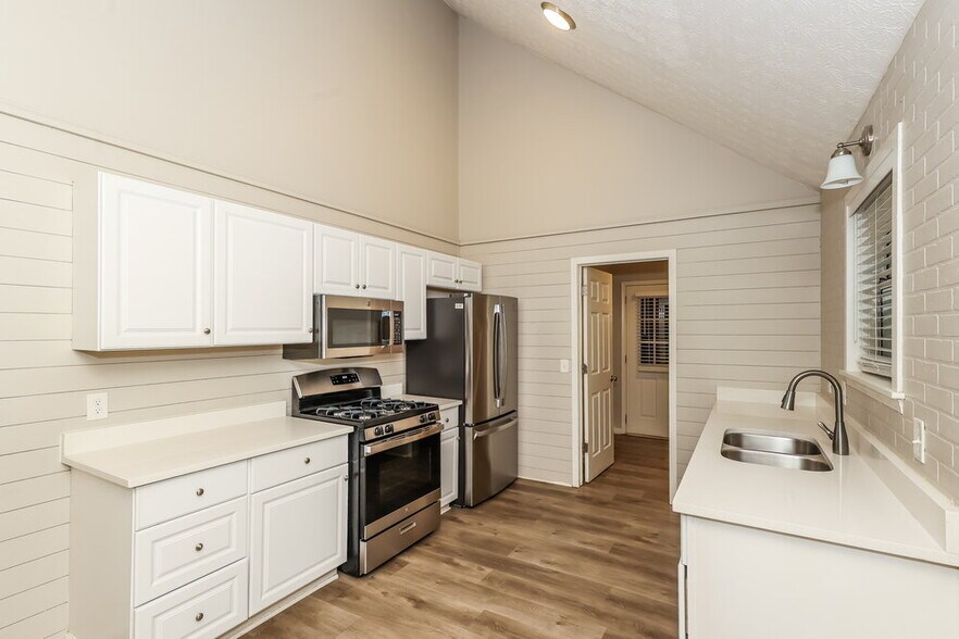 Building Photo - 15 Valley Brook Dr