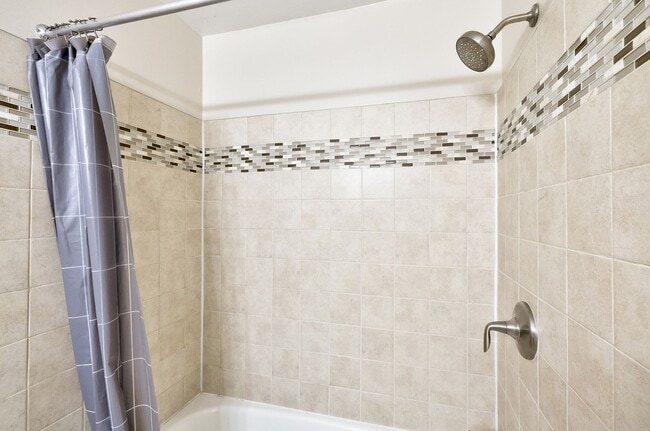 Building Photo - Charming Townhome Nestled in a Private Cul-de-Sac, Ready mid-August