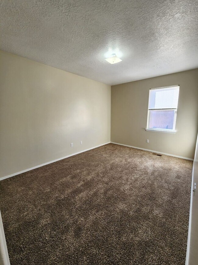 Building Photo - Amazing, Large 3 Bedroom Home in Southwest Albuquerque. Refrigerated Air, 2 Car Garage