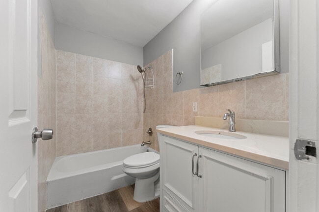 Building Photo - 1500 Robin Cir