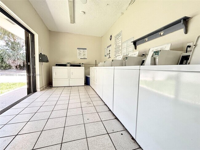 Building Photo - 15391 S Dixie Hwy