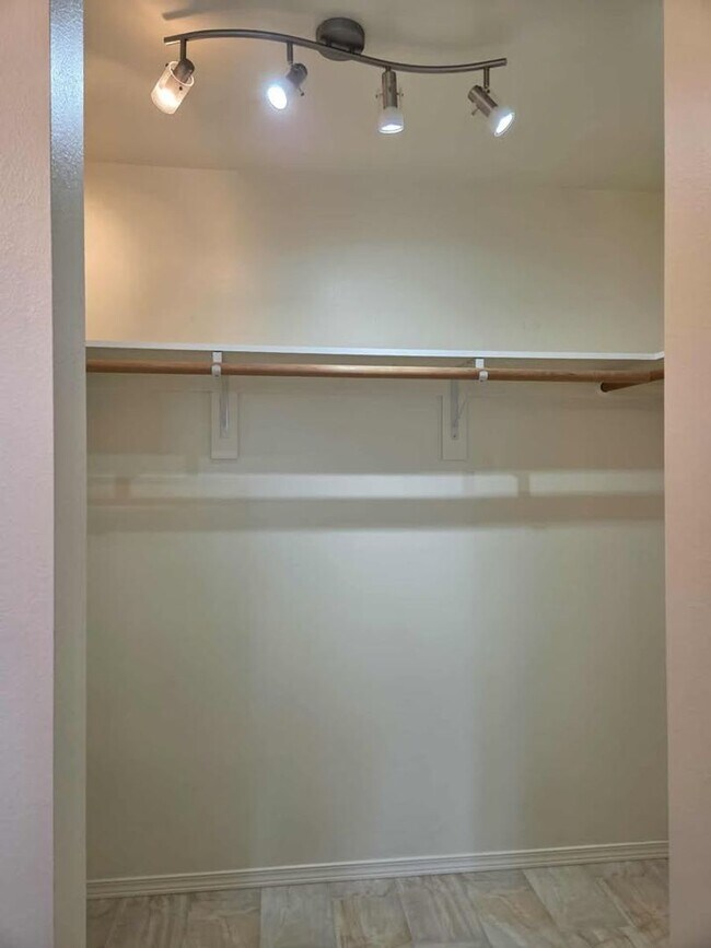 Building Photo - 3950 NE Vista del Rey Dr