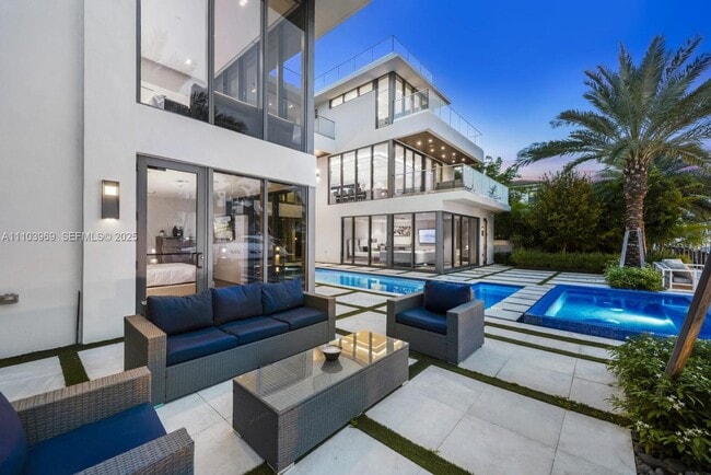 Building Photo - 440 Mola Ave