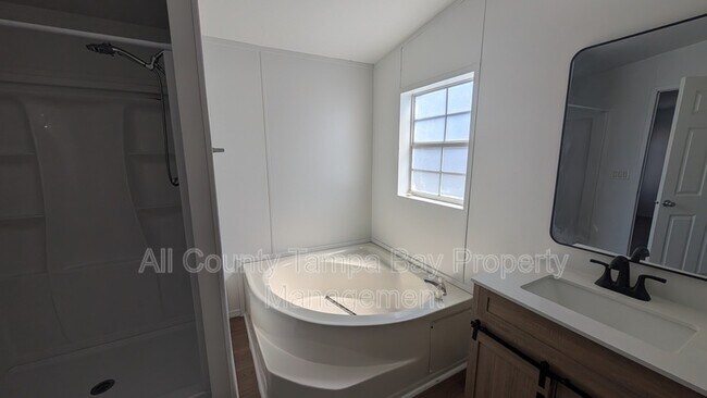 Building Photo - 3753 Oakwood Dr