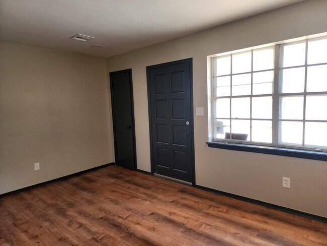 Building Photo - 1109 S Bouziden Dr