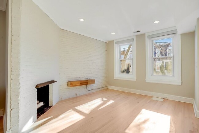 Building Photo - Sleek Kingman Park Abode!