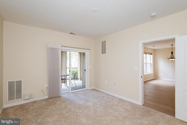 Building Photo - 400 Symphony Cir