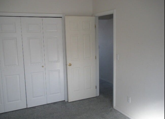 Building Photo - 697 W 8th S St