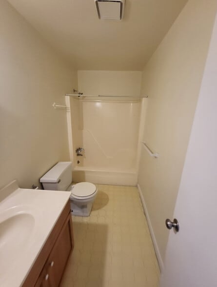 Building Photo - 423 Burr Oak Ct