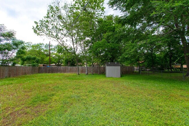 Building Photo - 2304 Staunton Dr