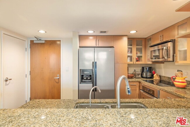 Building Photo - 13700 Marina Pointe Dr