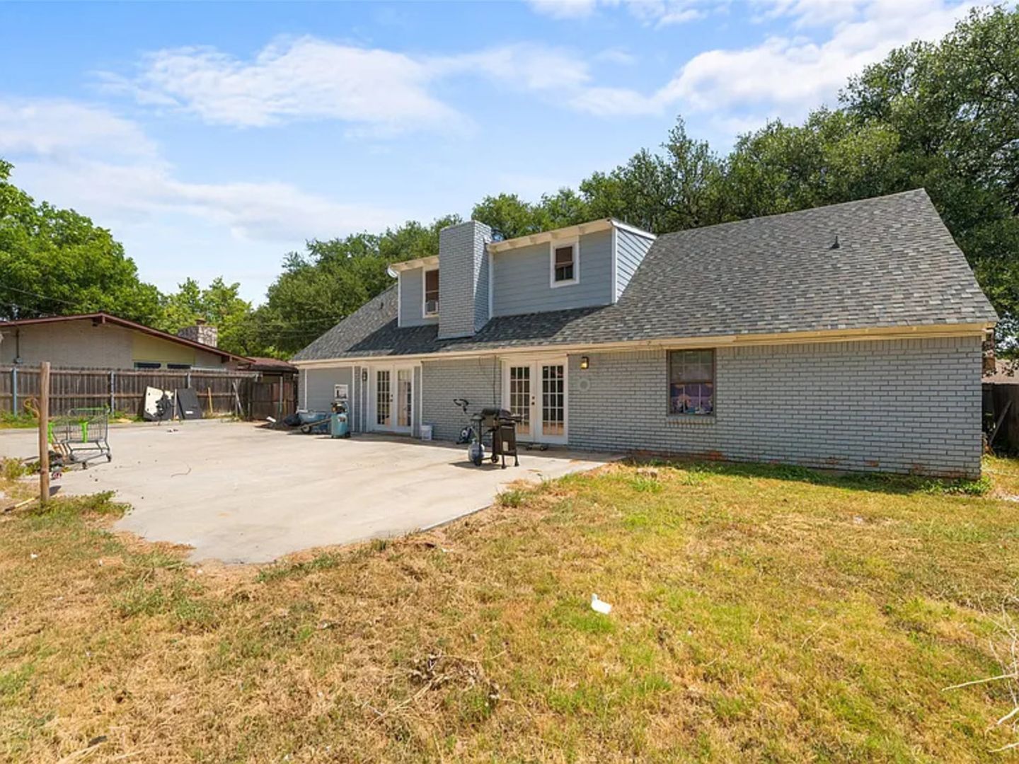 Building Photo - 2405 Summit Dr