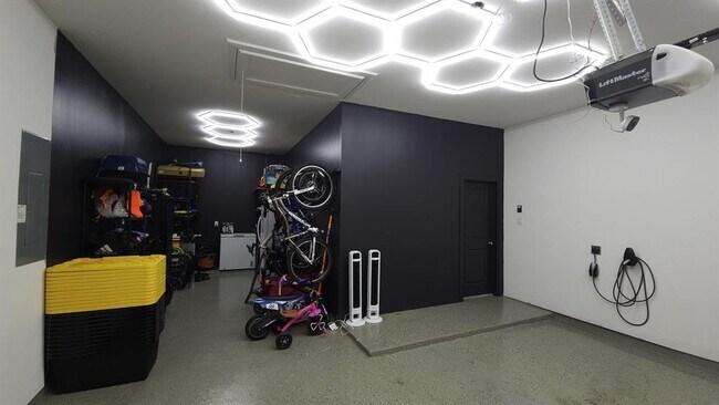 Building Photo - 2807 Kingly Pne Trl