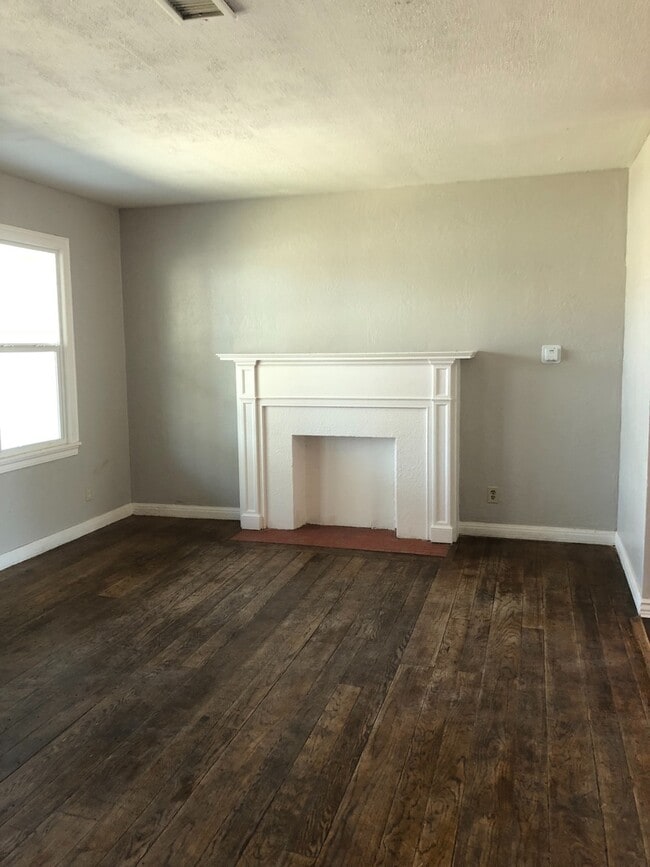 Building Photo - 3 Bedrooms 2 Baths 1 Car Garage Walking Distance to Palo Duro High