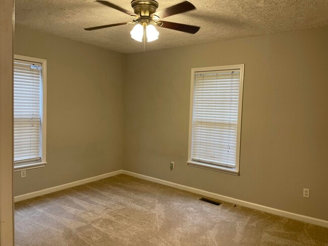 Building Photo - 3826 Dyches Rd