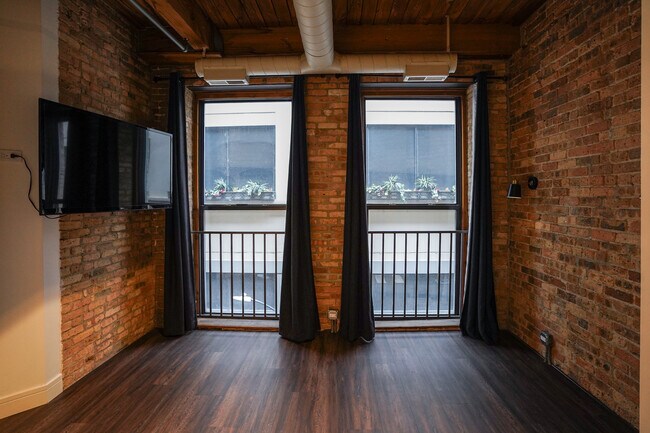 Building Photo - 225 W Huron St