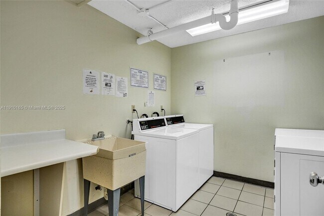 Building Photo - 18151 NE 31st Ct