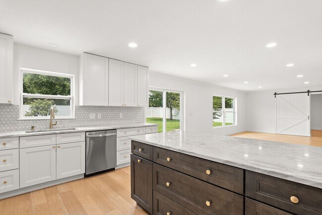 Building Photo - 5947 Ridge Lake Cir