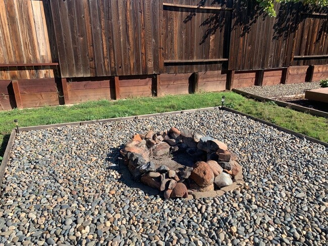 Building Photo - 3 bedroom 2 bath home with HUGE yard in Orangevale