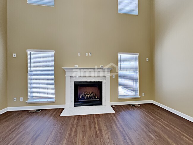 Building Photo - 220 Solitude Cir