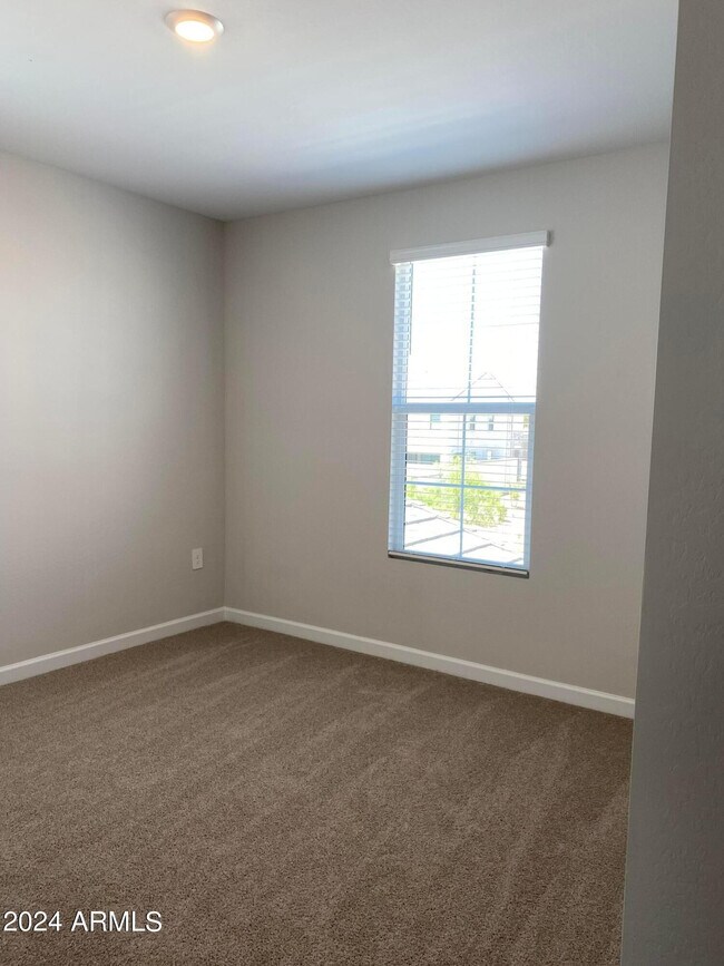 Building Photo - 4853 E St John Rd