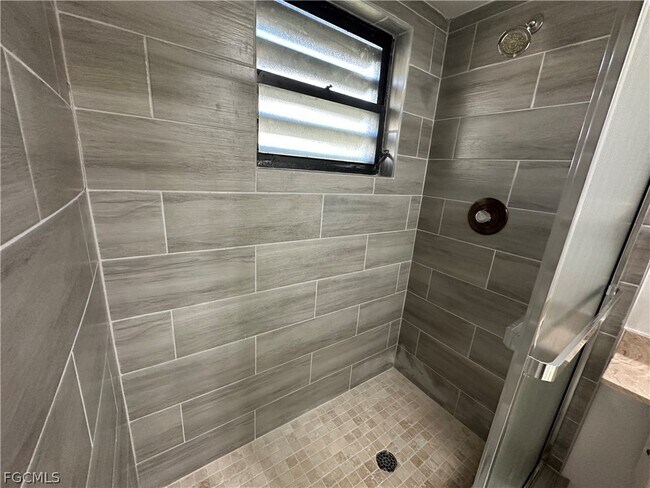 Building Photo - 209 Pinebrook Dr