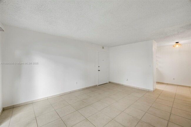 Building Photo - 10780 N Kendall Dr