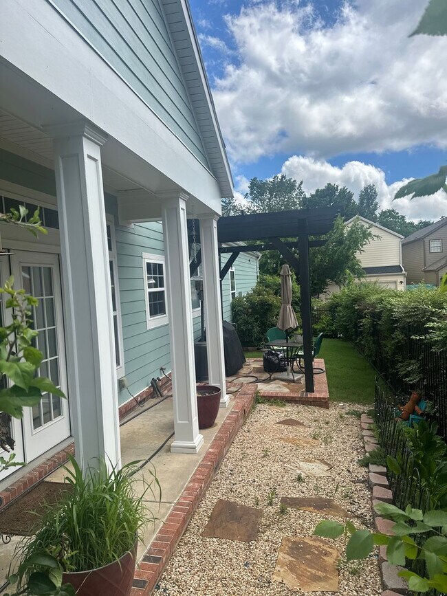 Building Photo - 3 Bed, 2.5 Bath Garden Home in Lakewood Subdivision – Available 8/1