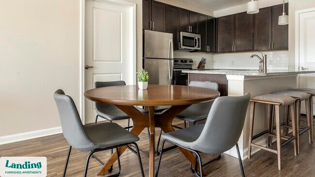 Building Photo - 915 Brentmoor Dr