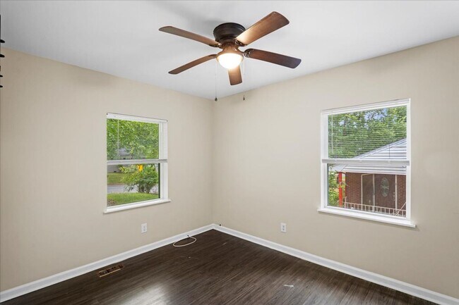 Building Photo - 932 Summer Dr