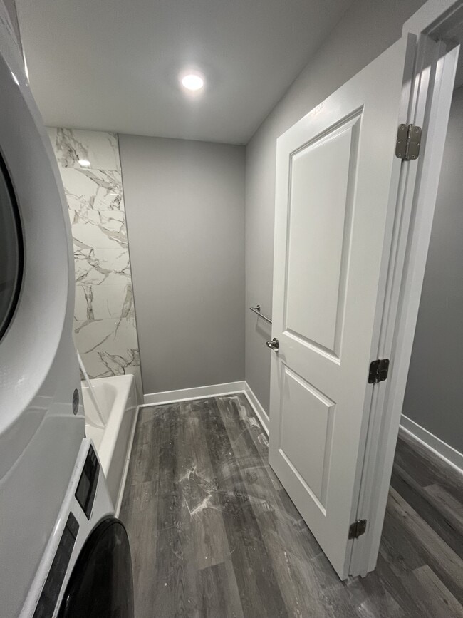 Building Photo - 805 W 5th St