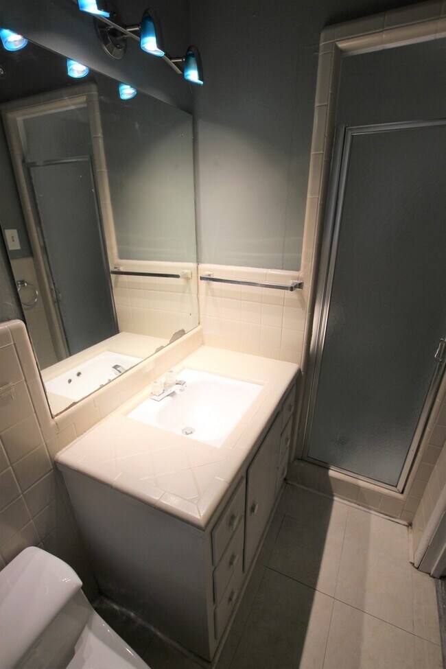 Building Photo - Beautiful 3 Bedroom 2 Bath with Large Back...