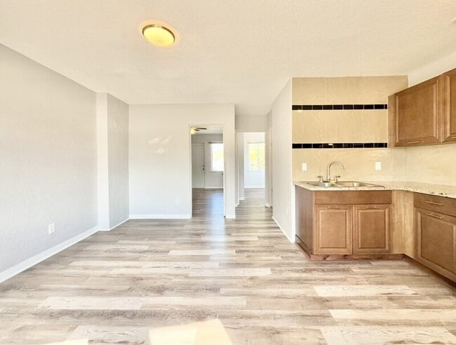 Building Photo - 551 N Ridgewood Ave