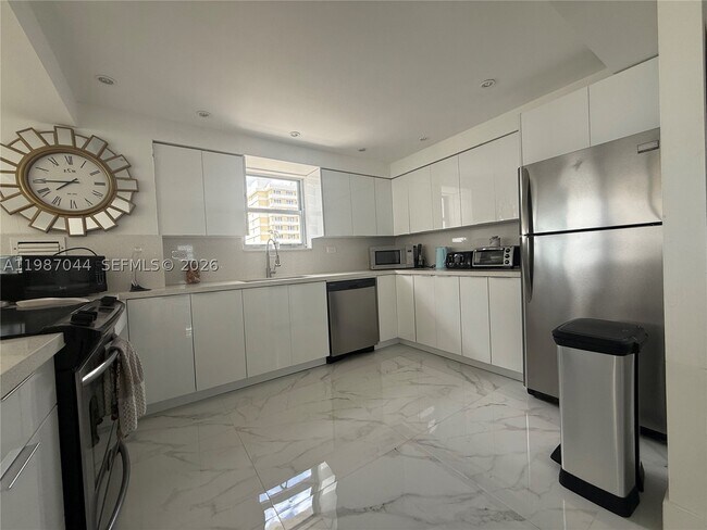 Building Photo - 5555 Collins Ave