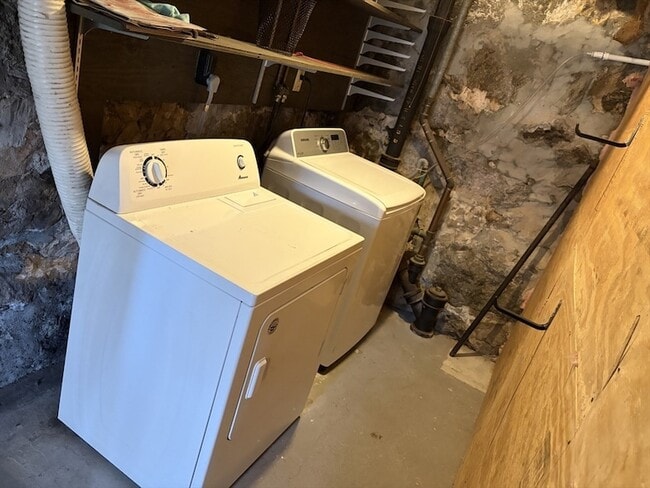 Building Photo - 129 1/2 Summer Street Unit