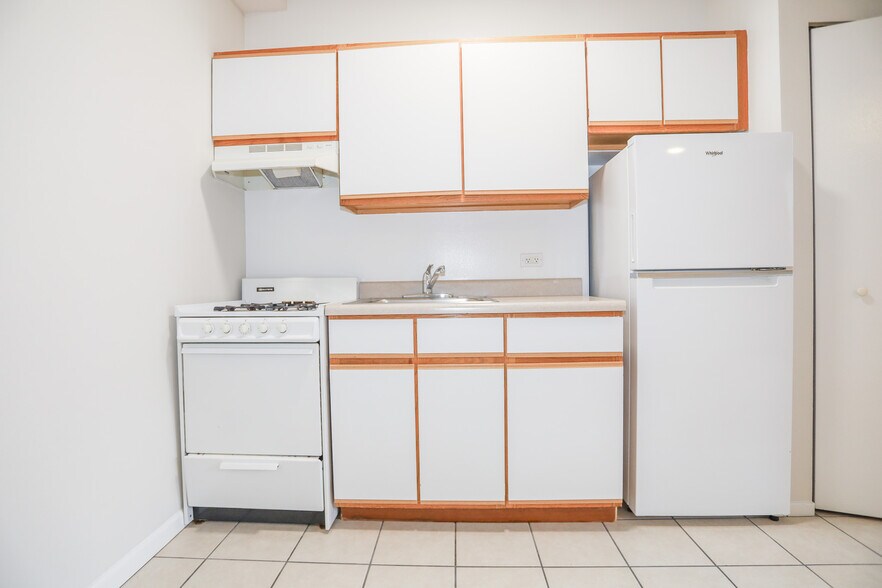 Building Photo - 6106 N Kenmore Ave