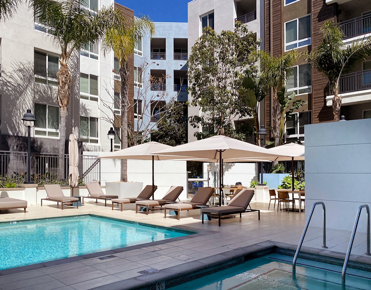 Resort Style Pool & Spa | Elan Huntington Beach | Apartments in Huntington Beach, CA - Elan Huntington Beach