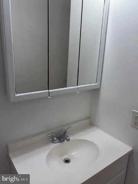 Building Photo - 69 Vanderbilt Ct