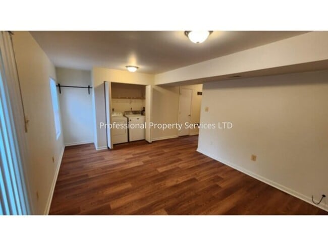 Building Photo - Beautiful 3 Level Garage Townhome Convenient Location!